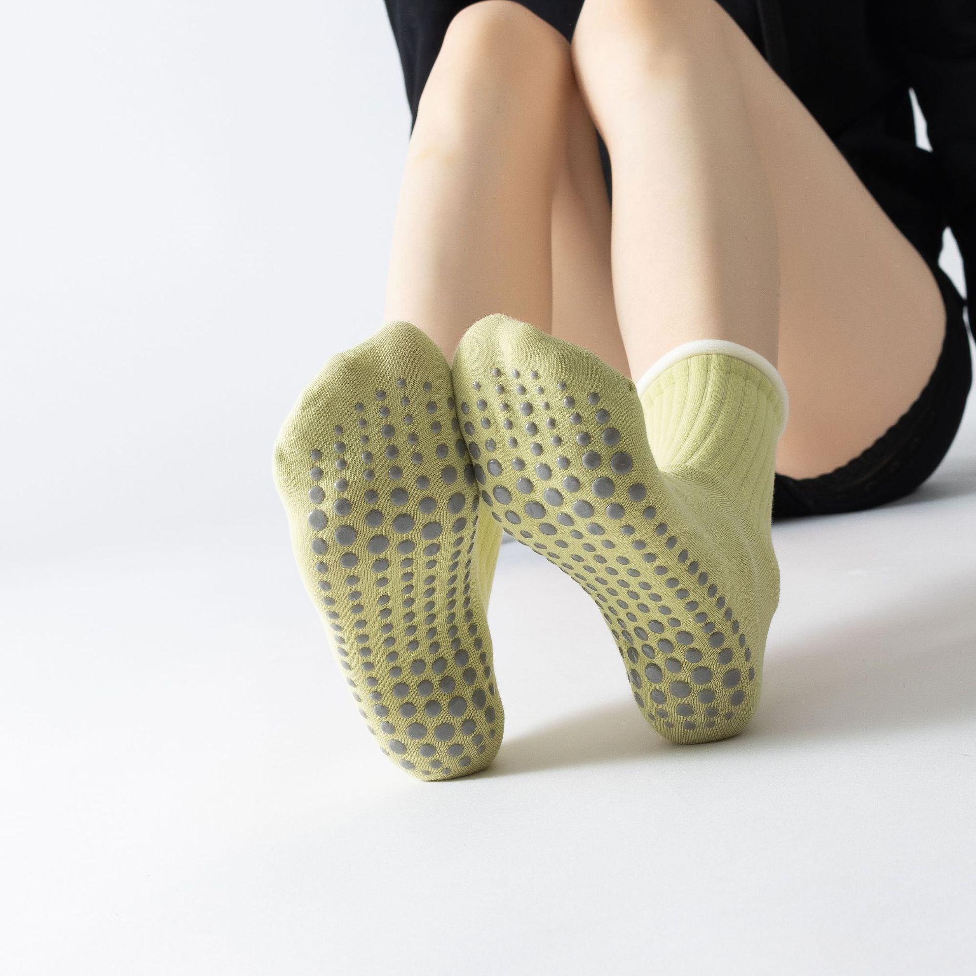 Yogcsde | Women's Contrast-Color Yoga Socks, Vibrant Non-Slip Pilates and Fitness Socks for All Seasons